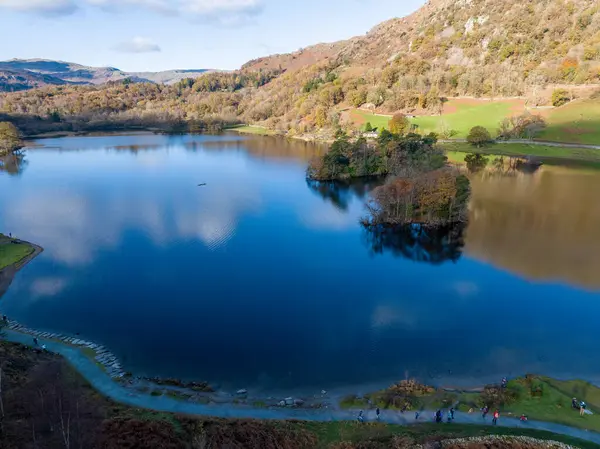 Birleşik Krallık 'ın Cumbria bölgesindeki Rydal Gölü' nde sonbahar mevsiminde bir gölün havadan görüntüsü. 