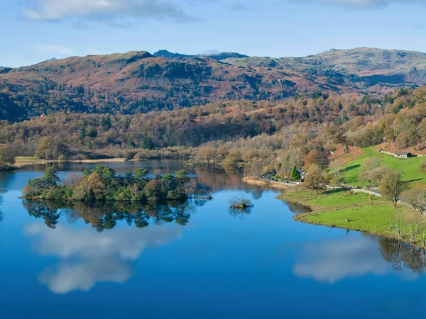Cumbria, Birleşik Krallık 'ın göl bölgesinde Rydal su gölünün sonbahar manzarası