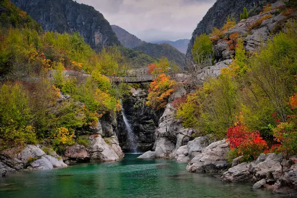 Kuzey Arnavutluk 'taki Thethi Ulusal Parkı' ndaki sıradağlarla güzel bir sonbahar manzarası. 