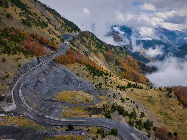 Arnavutluk 'un kuzeyindeki Thethi Ulusal Parkı' nın dağlarında sonbahar yolu. 