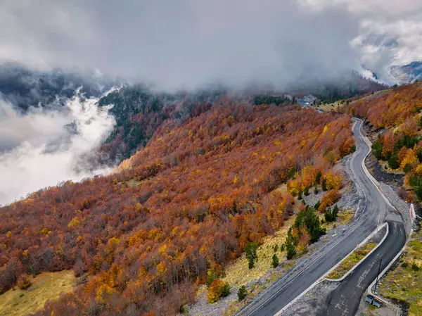 Arnavutluk 'un kuzeyindeki Thethi Ulusal Parkı' nın dağlarında sonbahar yolu. 