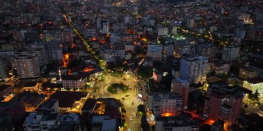 Arnavutluk 'un başkenti Tiran' ın gece hava manzarası. 