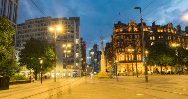 Birleşik Krallık 'taki Manchester şehrinin, meydanda hareket eden insan ve tramvayları gösteren hızlandırılmış videosu