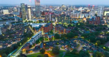 Akşamları Manchester, İngiltere, İngiltere 'de modern şehrin hava hızlandırılmış videosu.