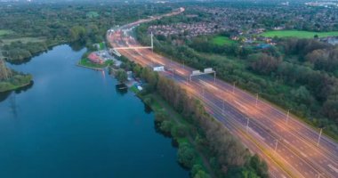 Manchester, İngiltere 'deki otobanın insansız hava aracının uzun pozlu görüntüsü..