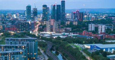 Manchester, Birleşik Krallık 'ın hava hızlandırılmış videosu. Gecenin erken saatlerinde araba, tramvay ve trenlerin trafik hareketlerini gösteriyor. 