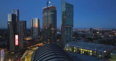 Manchester 'ın tepesinden gece görüşü, Birleşik Krallık. Akşamları şehir