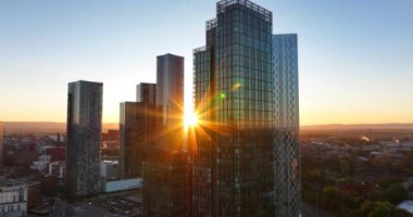 Birleşik Krallık 'taki Manchester şehrinin hava görüntüsü gökdelenler arasındaki gündoğumunu gösteriyor.