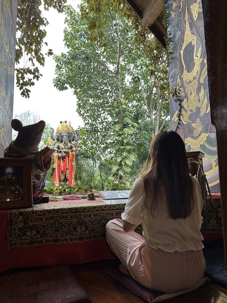 Tanrı Ganesha 'dan enerji almak için meditasyonda otururken...