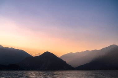 Gün batımında Maggiore Gölü 'nün güzel dağları