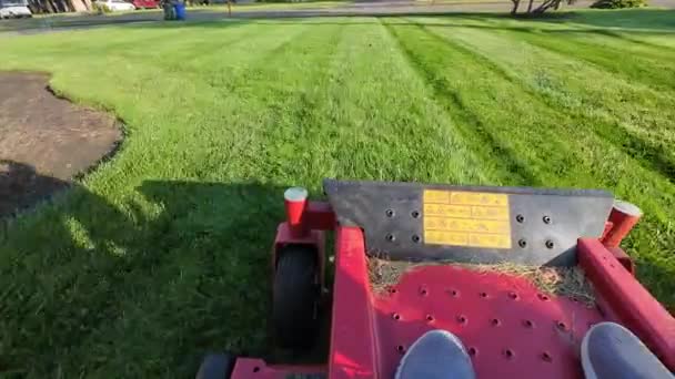 零转弯割草机4K草坪护理的草坪第一人称视图 — 图库视频影像