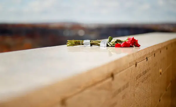 陵墓的大理石石墙上挂着一束红玫瑰 — 图库照片
