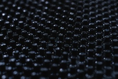 Koyu siyah çivinin tekrarlanan desenini kapat