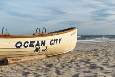 Ocean City New Jersey NJ cankurtaran botu tenha boş bir sahilde alacakaranlık alacakaranlıkta altın saat