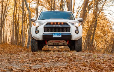 Toyota 4Runner TRD Pro SUV toprak yolda