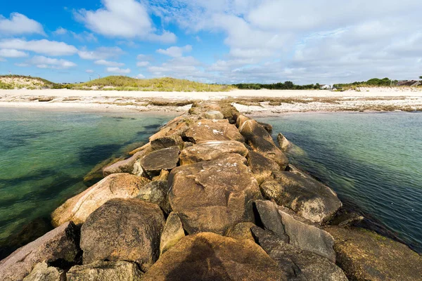 Rustige Kustsereniteit Strand Helder Water Zandduinen Van Rocky Jetty — Stockfoto