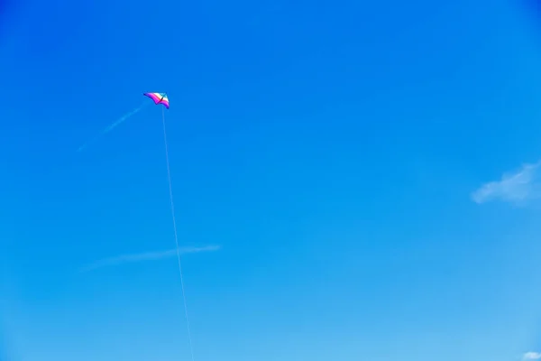 Colorful Rainbow Traditional Classic Kite Contrail Cloud Blue Sky Minimalistic — Stock Photo, Image