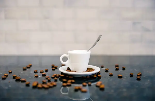 Espresso Šálek Podšálek Lžičkou Tmavě Pražená Kávová Zrna Moderní Přepážkou — Stock fotografie