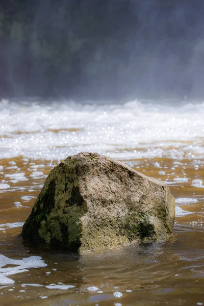 Rocha Isolada Água Rio Com Névoa Água — Fotografia de Stock