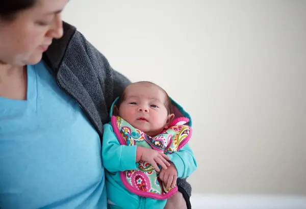 Mutter Hält Neugeborenes Nach Wehen Und Geburt Auf Entbindungsstation Krankenhaus — Stockfoto