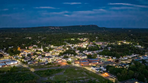 Southington Şehir Merkezine Gece Hava Görüntüsü Arka Planda Dağ Gökyüzü — Stok fotoğraf