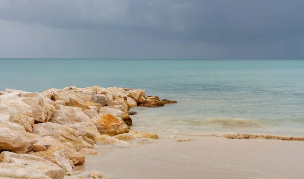 Antigua Plajı Kayalık Iskelede Hafif Dalgalar Fırtına Bulutları — Stok fotoğraf