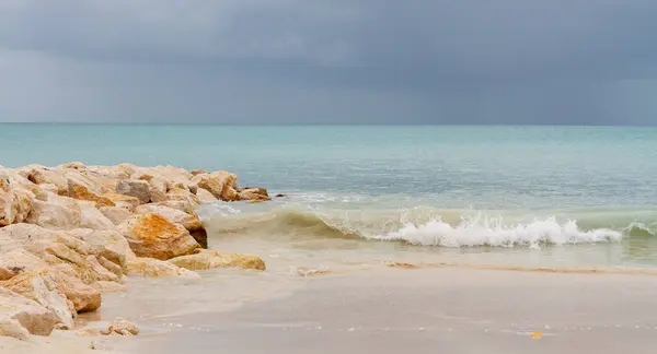 Antigua Plajı Kaya Iskelesi Sakin Denizde Dalgalar Fırtına Bulutları Var — Stok fotoğraf
