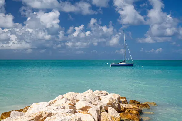 Antigua Barbuda Plage Avec Jetée Rocheuse Fond Paysage Voilier — Photo