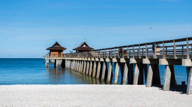 Napoli, Florida Rıhtımı Açık Yaz Gününde Beyaz Kum Sahilinden Uzanıyor