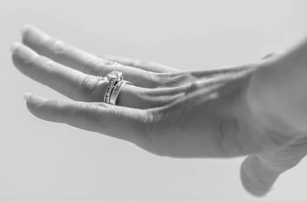 Symbol Love Wedding Engagement Ring Woman Hand — Stock Photo, Image