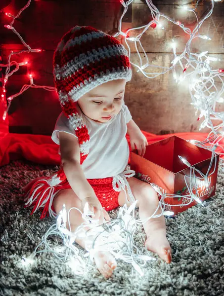 Criança Chapéu Malha Brincando Com Luzes Natal Brilhantes — Fotografia de Stock