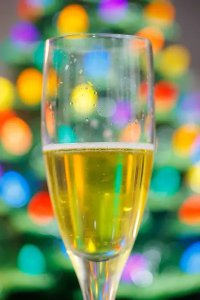 Праздничный Тост Бокалы Шампанского Красочным Рождеством Боке Лайт — стоковое фото