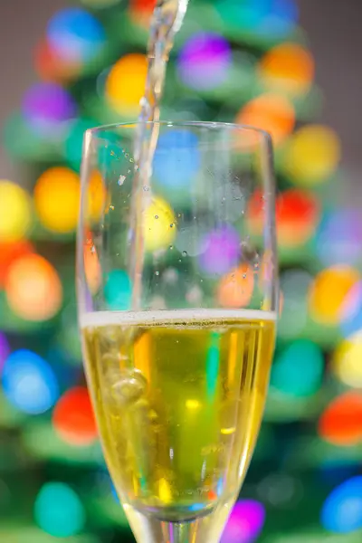 Renkli Noel Bokeh Işıklı Şampanyalı Cam Kadeh — Stok fotoğraf
