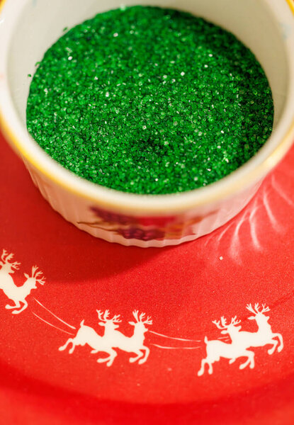 Крупный план праздничных зеленых кристаллов сахара