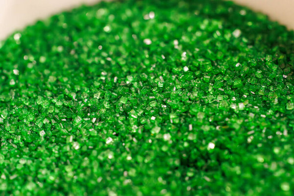 Крупный план праздничных зеленых кристаллов сахара