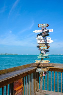 Sunset Pier, Key West Florida FL 'de rıhtım manzaralı bir tabela.