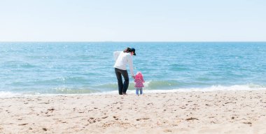 Ocean 's Edge' de Genç Anne ve Yürüyen Bebek
