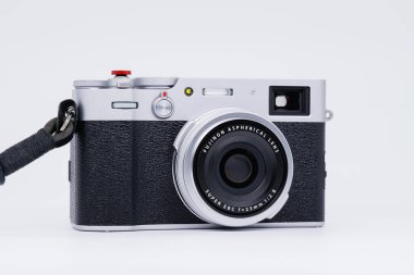 Fujifilm X100V Öngörünümü Beyaz arkaplanda sıkışık kamera