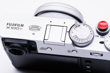 Fujifilm X100V Kamera Beyaz zemin üzerinde Kontrol Numaralarıyla Üst Yakın Çekim
