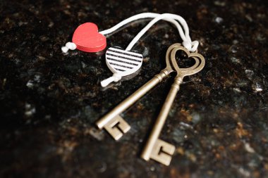 Antika Kalp Koyu Yüzeyde İskelet Anahtarlar