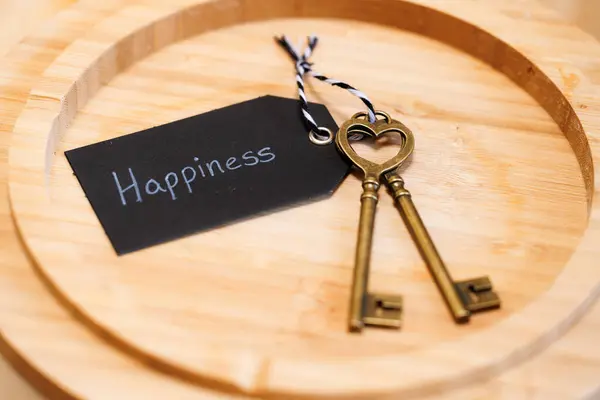 stock image Heart Shaped Skeleton Key with Tag Attached that Says Happiness