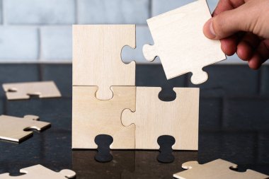 Tahta Bulmaca Parçası Elle Ekleniyor, Özelleştirilebilir Metin Sembolizmi