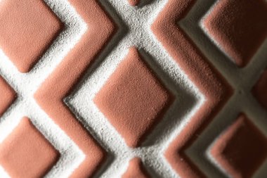 Kabartmalı Terracotta fayans, Geometrik desen, desenli seramik yüzey