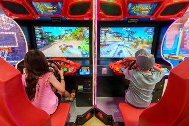 Ocean City, New Jersey, ABD - Temmuz 2025 Çocuklar Yarış Atari Oyunu