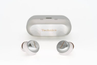 Teknik EAH-AZ100 gümüş kulaklıklar, mikrofon konumu, aktif gürültü iptal özelliği