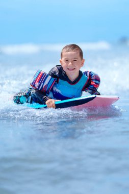 Erkek boodgie binişi, okyanus dalgaları, yaz tatili Ocean City, New Jersey, ABD 