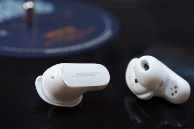 Bose Quiet Comfort Ultra 2 kulaklık, White, kulaklık tomurcuğu, bluetooth kablosuz müzik sesi