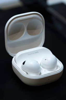 Beyaz kablosuz kulaklıklar Ses AKG, Galaxy Buds 2 Pro Vinil kayıt üzerine açık şarj dosyası