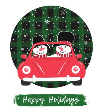 Kırmızı arabadaki sevimli kardan adamlar. Noel tebrik kartı şablonu. Siyah şapkalı, kırmızı eşarplı iki kardan adam. Kar eşliğinde klasik yeşil kareli arkaplanda Kış Vektörü illüstrasyonu. İyi tatiller metni