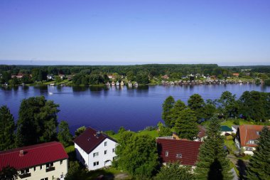 Panorama, Mirower See 'deki Johanniterkirche Mirow' un kilise kulesinin manzarası. Mecklenburg-Batı Pomerania, Almanya.